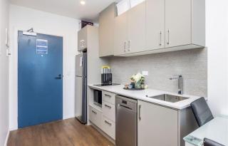 City life Skytower view with Balcony Famliy Retreat - 9