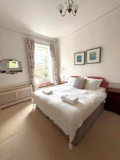 Georgian House - Great for Groups & Celebrations! Located in Central Chichester with Parking - Chichester Holiday Properties - 8