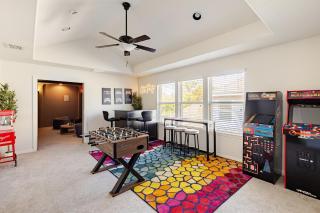 Grand 5BR Retreat, Hot Tub, Movie Theater, Games - 4