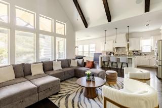 Grand 5BR Retreat, Hot Tub, Movie Theater, Games - 1