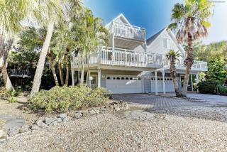 Beautiful 3 Bedroom 2 Bathroom Home Steps from the Beach - 0