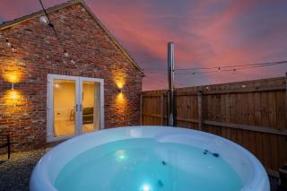 Luxury barn with private wood fired hot tub - 7
