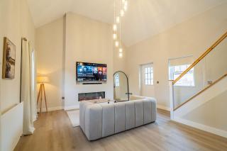 Unique luxury barn with private wood-fired hot tub - 0