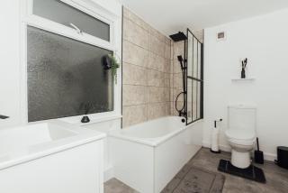 Stylish 3 Bed Home with 4 beds- 5 Min walk From Anfield Stadium - 5