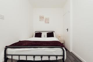 Stylish 3 Bed Home with 4 beds- 5 Min walk From Anfield Stadium - 7