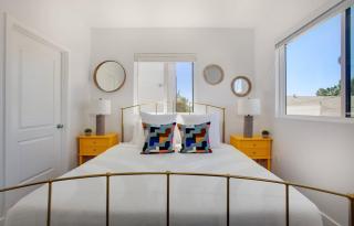 Stylish 3BR Townhome with Parking & Balcony - 5