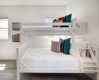 Stylish 3BR Townhome with Parking & Balcony - 4