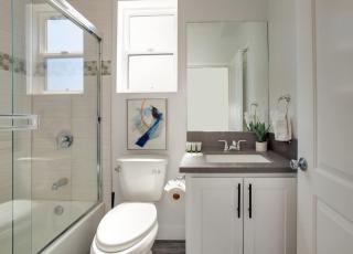 Stylish 3BR Townhome with Parking & Balcony - 3