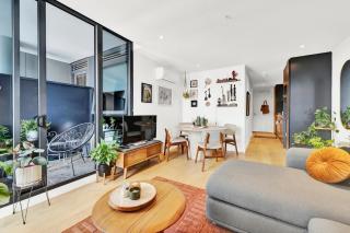 Stylish Inner City Apartment - 7