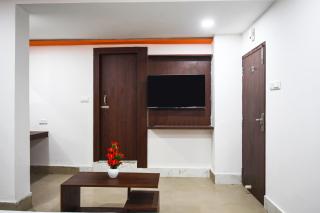 Hotel O by OYO The Royal Velvet - 1