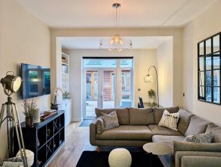 Stylish 2 Bed Clapham Flat with Private Patio - 0