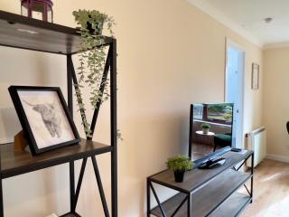 Garden-View 2BR Apartment - Free Parking & WiFi - 1