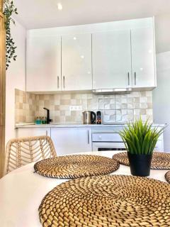 Renovated studio with Communal Pool & Close to beach - 4