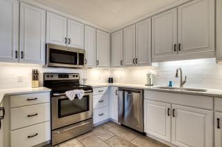 What's Your Hurry - Slow down and enjoy true lake life, a stunning 3-bedroom, 3 Bath sleeps 10 - 3