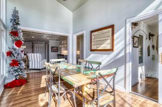 What's Your Hurry - Slow down and enjoy true lake life, a stunning 3-bedroom, 3 Bath sleeps 10 - 2