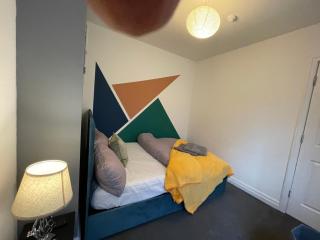 Modern 6BR Home in Salford Manchester - Sleeps 13 - Ideal for Extended stays - 1