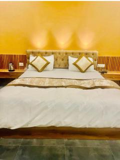 The Red Roof Stays - 4