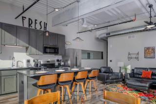 Penthouse City Overlook 2BR Apartment - free parking - 0