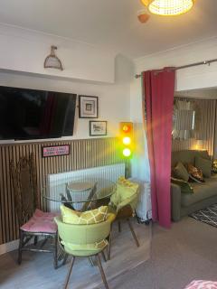 "The Quirky" Seafront Apartment - 4