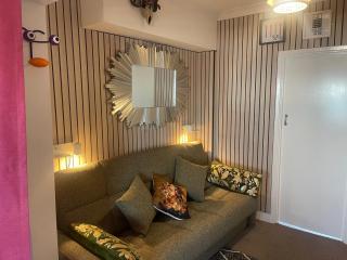 "The Quirky" Seafront Apartment - 2