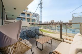 Private Pool Stylish 1BR Arjan - 6