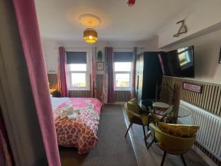 "The Quirky" Seafront Apartment - 5