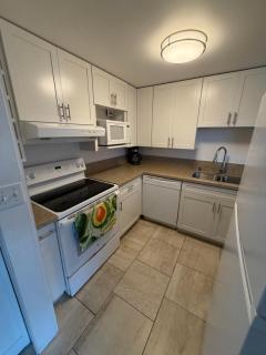 Premium 2-bedroom Condo in adorable Kona - Walk to Beaches Shops & Restaurants - Booking FAST - 3