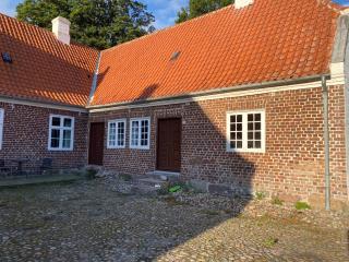 Apartment in family-owned, historic Manor - 9