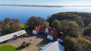 Apartment in family-owned, historic Manor - 8