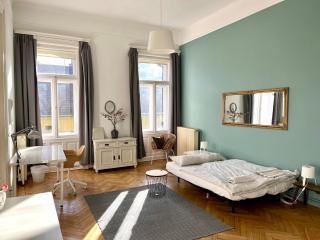 Monument Heritage Apartment-Classic Budapest Home in city center - 9