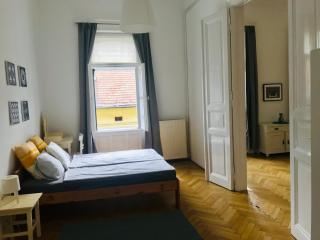 Monument Heritage Apartment-Classic Budapest Home in city center - 3