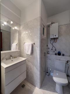 Large 2 bedroom apartment in prime location - 2 Balconies & private Parking - 7