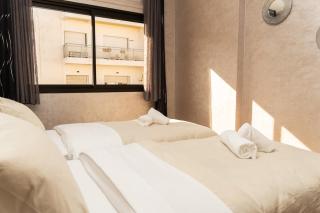 Large 2 bedroom apartment in prime location - 2 Balconies & private Parking - 4