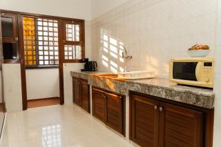 Large 2 bedroom apartment in prime location - 2 Balconies & private Parking - 2