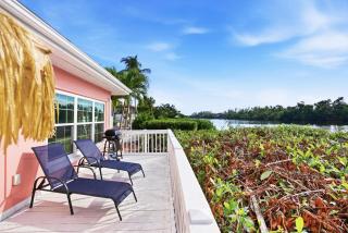 Siesta Key, Heated Pool, Dock on Lagoon, Turtle Beach 1 mile and Crescent Beach 2 miles, 1bdr - 2