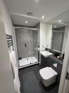 Spacious room with own en-suite bathroom - 8