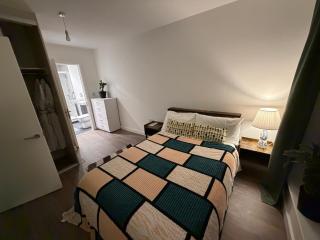 Spacious room with own en-suite bathroom - 6