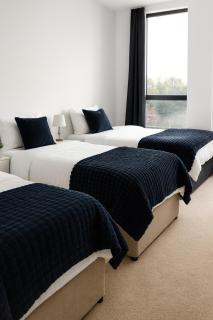 High street Edgware, shops, tube free parking - 6