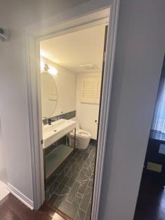 Gorgeous Window view room - Toronto - 9