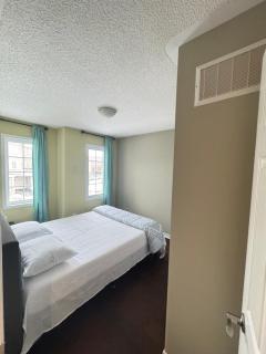 Gorgeous Window view room - Toronto - 6