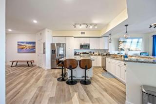 RIVER FLY IN Updated Luxurious Waterfront 2BR - 4