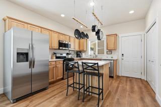 Cozy Boise Getaway walk to Stadium Fireplace Garage - 3