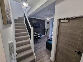 Brand new modern and stylish 2 bedroom apartment - 5