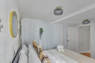 Modern West London Haven 2 Bedrooms & Patio - 9