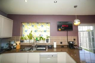 4 Bedroom Heathrow Stockley park M4 & Free Parking - 8