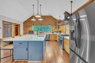 Gorgeous Lakefront Escape - New Renovations - 4