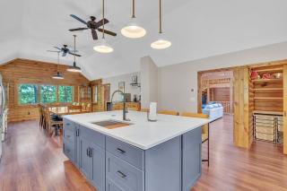 Gorgeous Lakefront Escape - New Renovations - 2