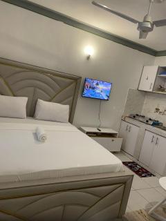 Royality on the white house - Mombasa - 0