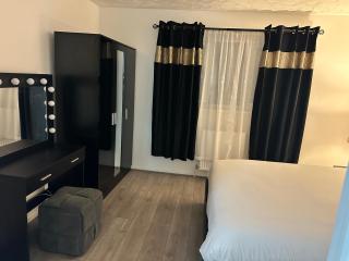Modern 2 Bedroom Home Near London City Airport with Free Parking - 5