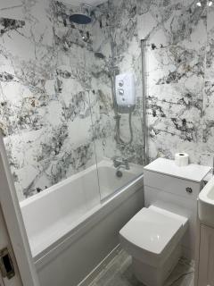 Modern 2 Bedroom Home Near London City Airport with Free Parking - 2